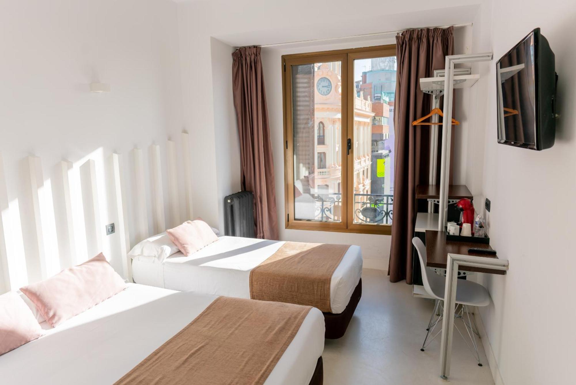 Hostal Gran Via 44 Madrid Exterior photo