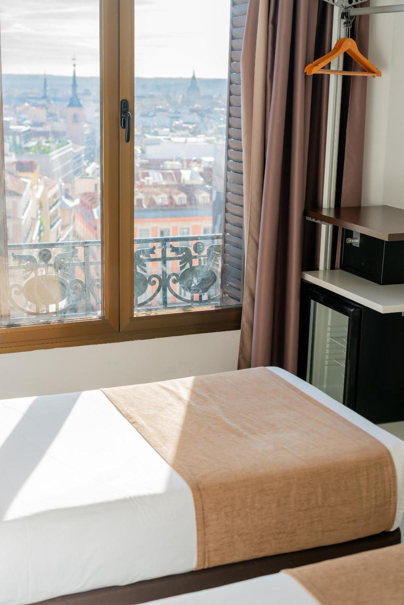 Hostal Gran Via 44 Madrid Exterior photo