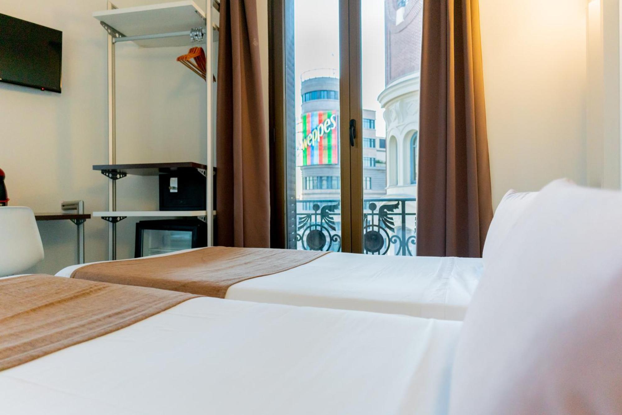 Hostal Gran Via 44 Madrid Exterior photo